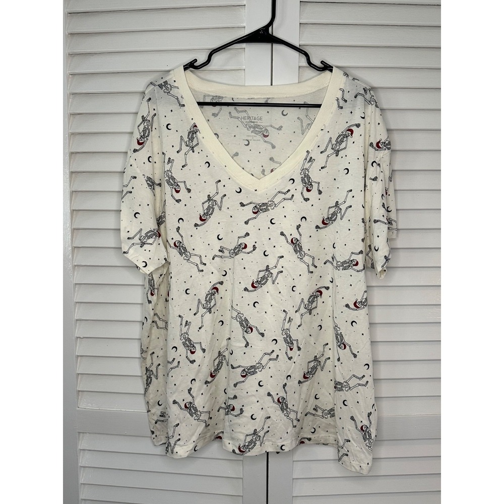 Torrid Size 2 18/20 Ivory Skeleton Santa Print  V-Neck Heritage Tee T-Shirt